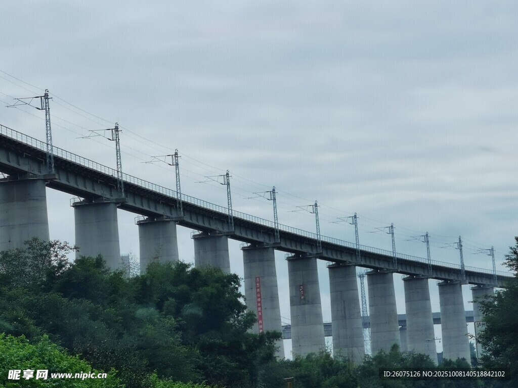 高架桥横跨天际