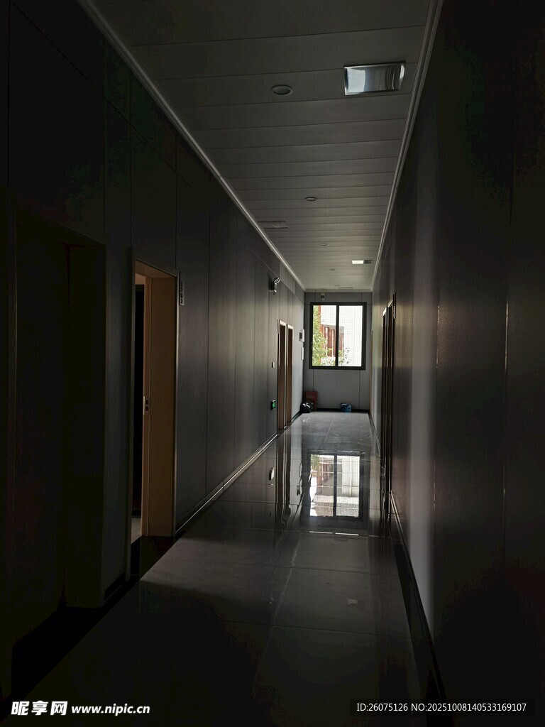 昏暗静谧的狭长走廊空间