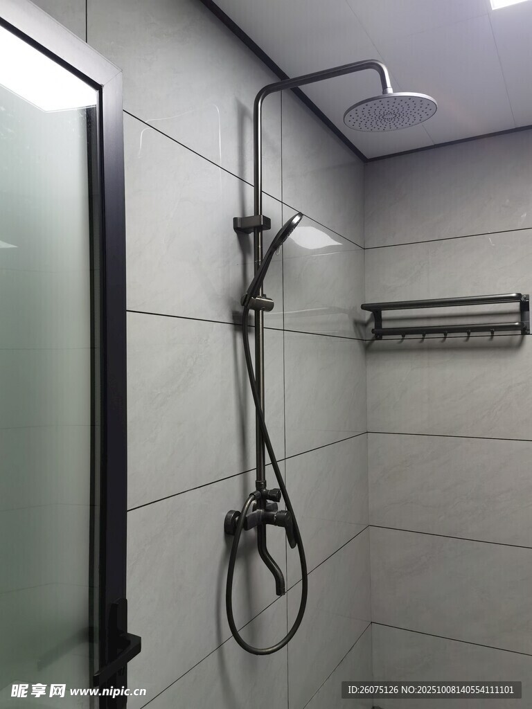 现代简约风格淋浴间一角