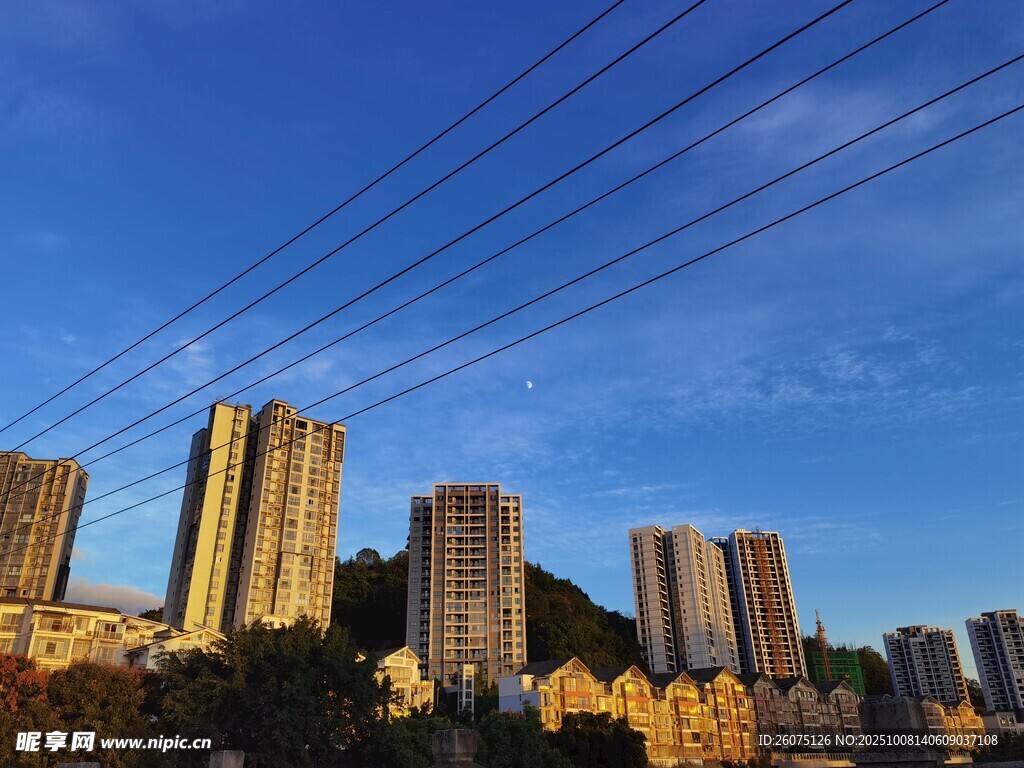 城市天际线与空中电线