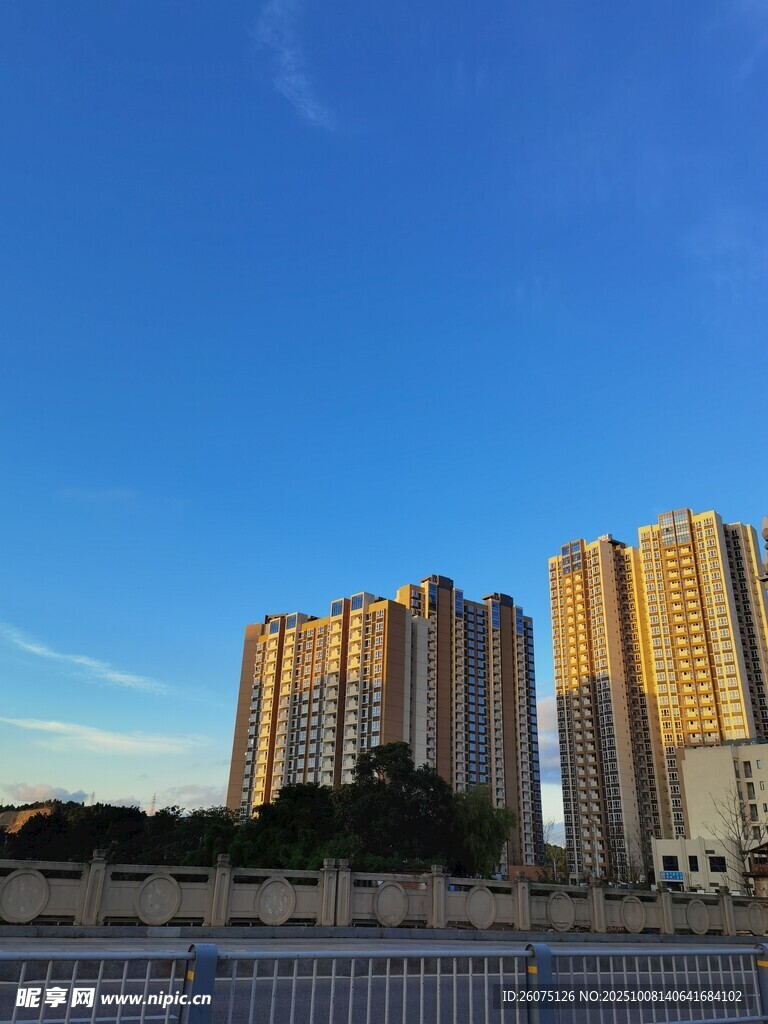夕阳下的城市高楼景观