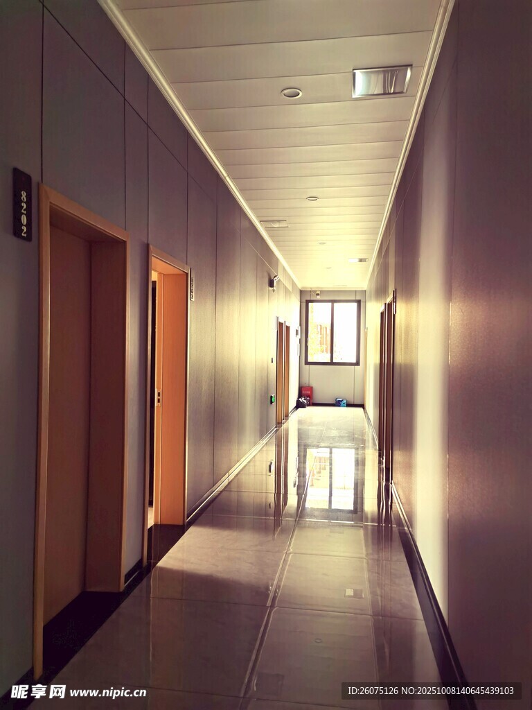 空旷走廊尽头的柔和光线
