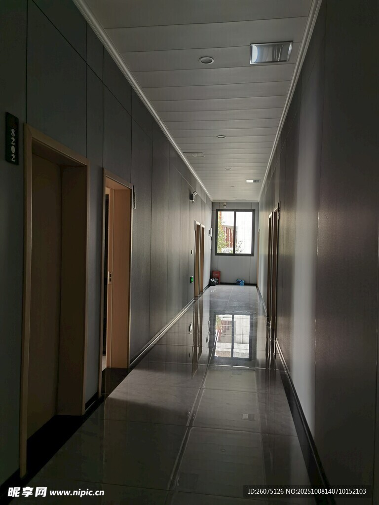 空旷走廊静谧办公环境