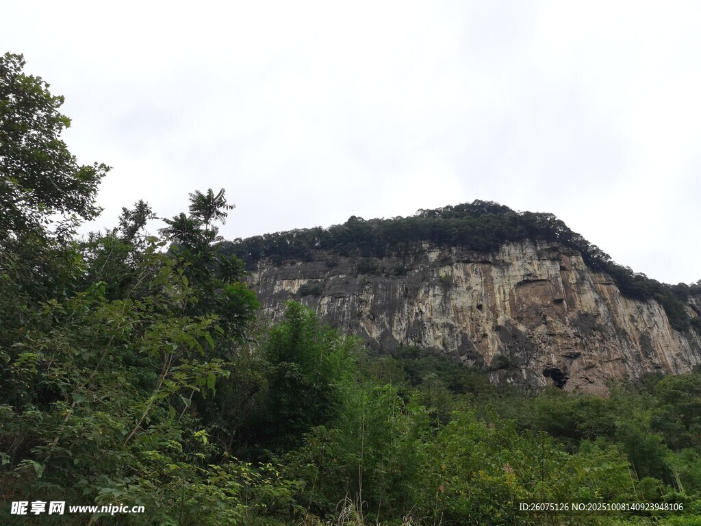 山林间的陡峭岩石山峰
