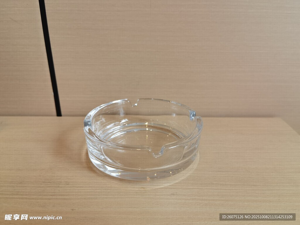 透明玻璃烟灰缸置于桌面