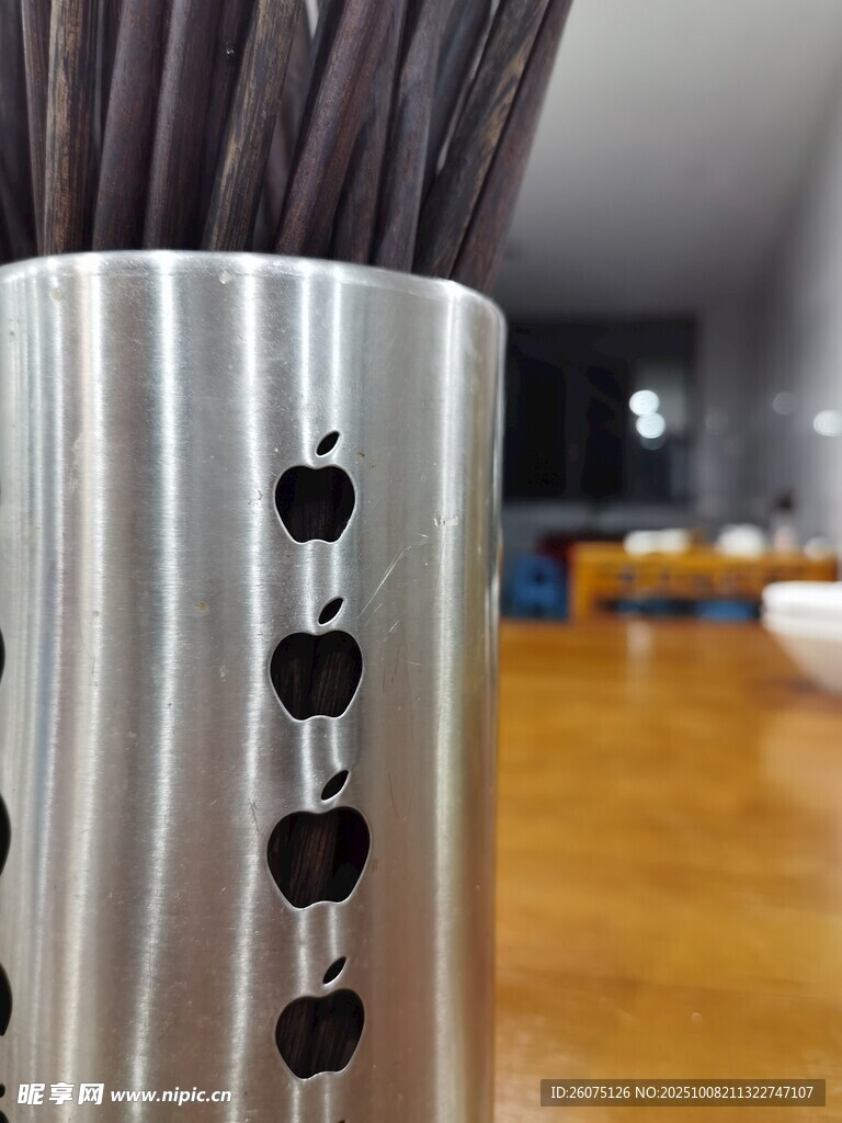 不锈钢心形孔筷筒特写