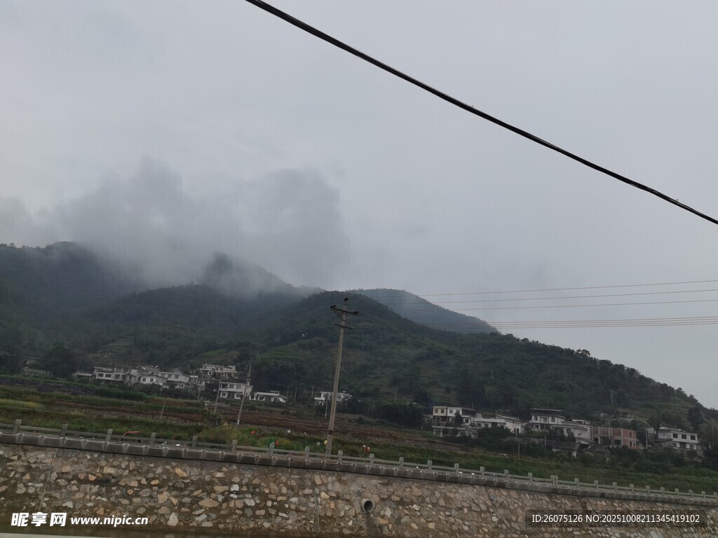 云雾缭绕的山间景致