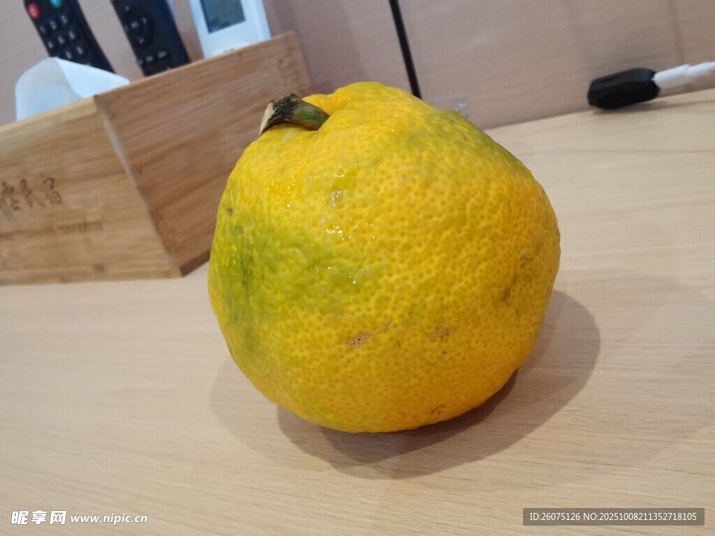 黄色圆润的新鲜柑橘