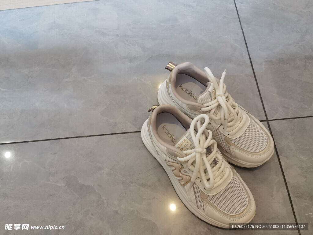白色休闲运动鞋展示