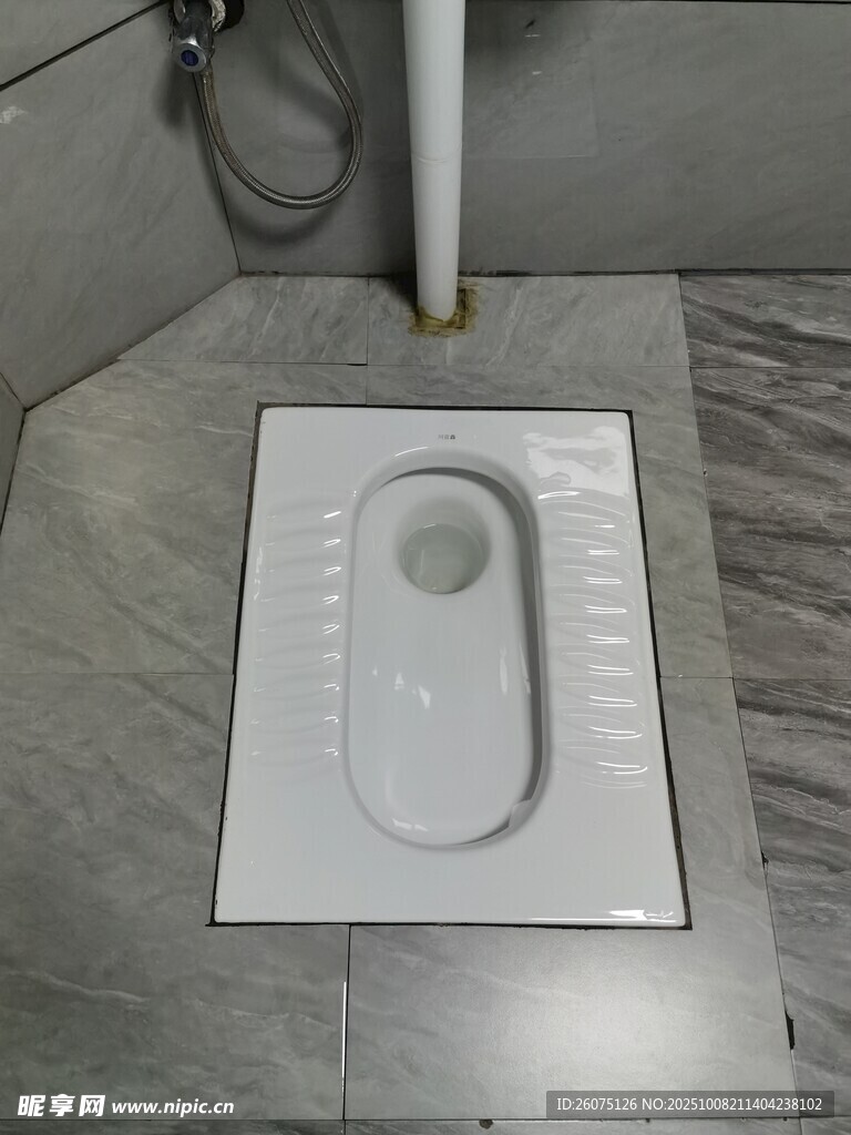 简约白色蹲便器设计