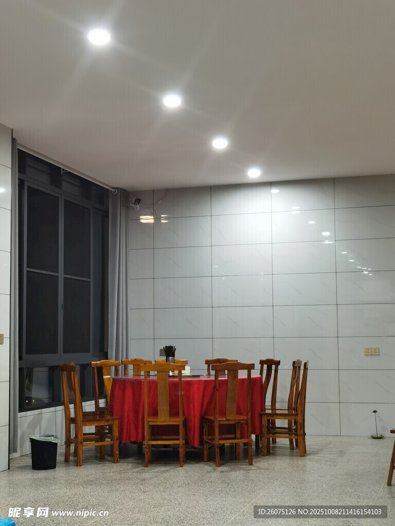 室内圆桌就餐场景