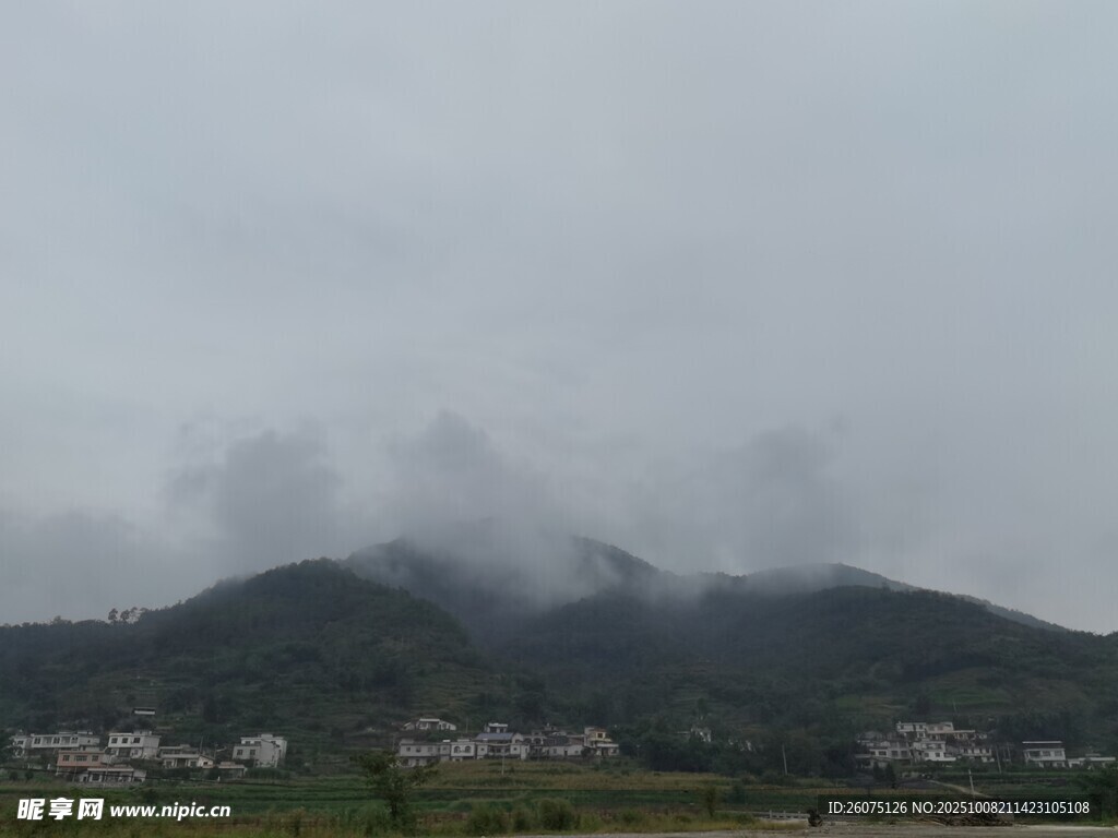云雾缭绕的山间景致
