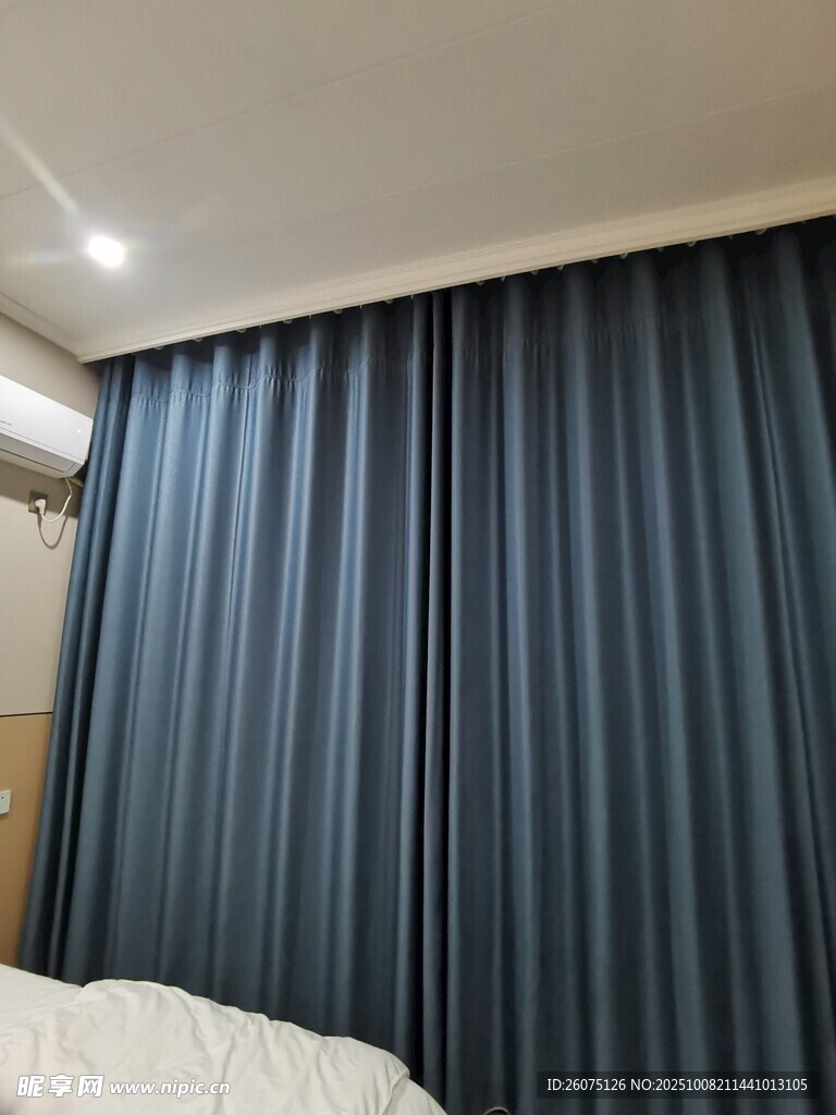 卧室灰蓝色垂坠质感窗帘