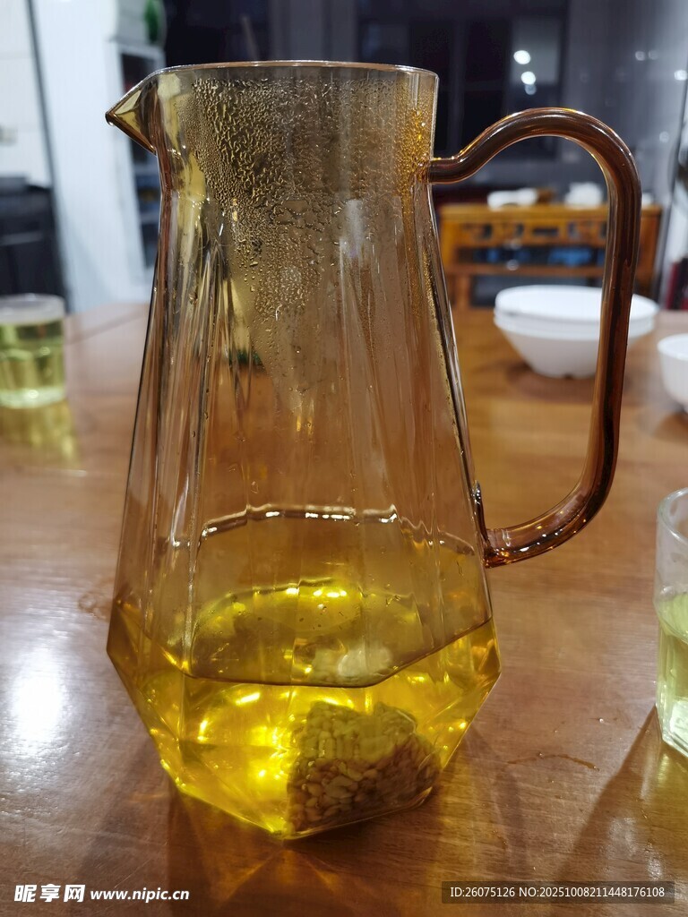 玻璃壶中装着黄色茶水