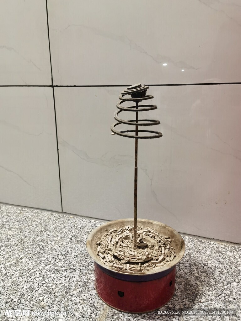 金属底座上燃烧的蚊香