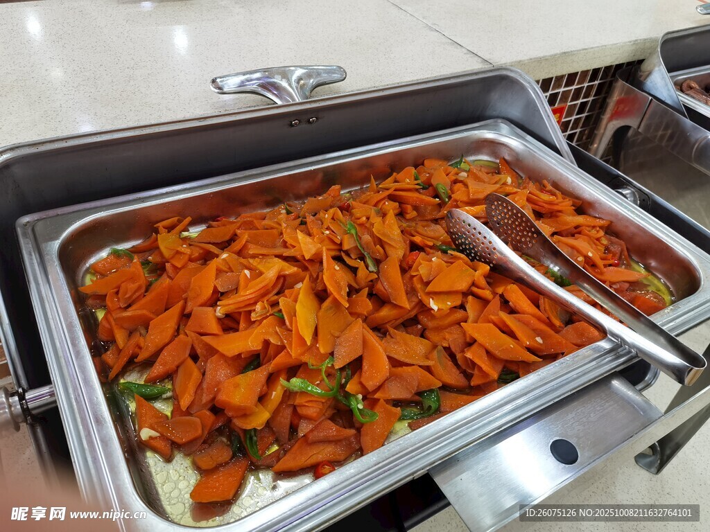 自助餐台上的美味胡萝卜