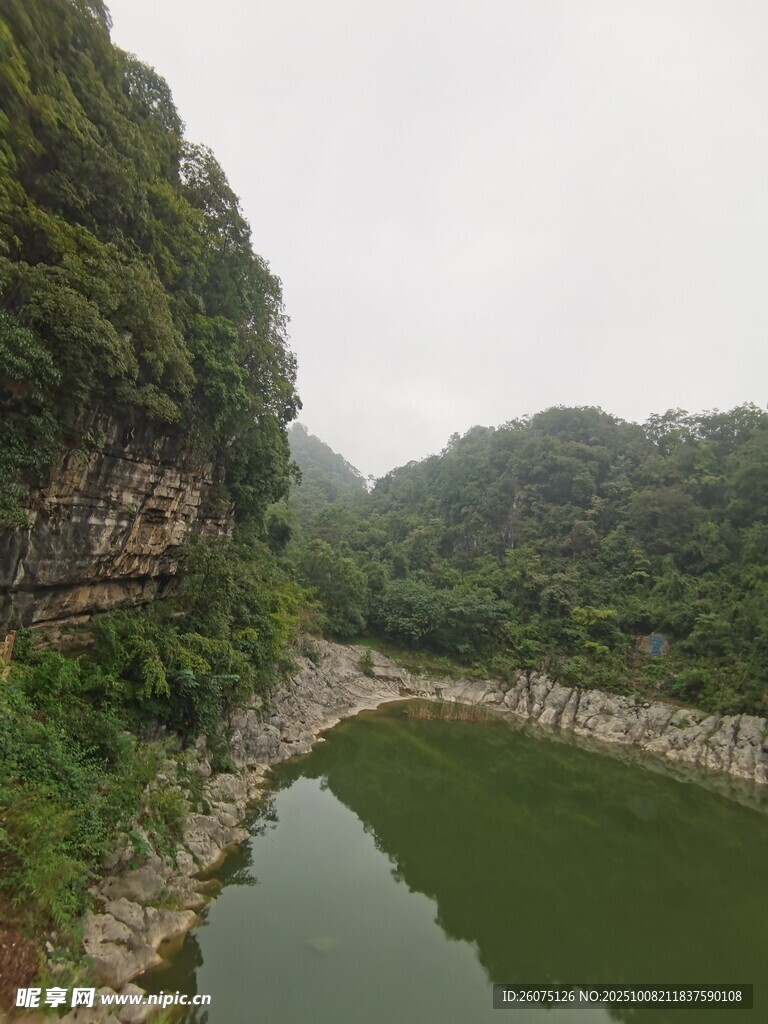 青山绿水间的静谧河道