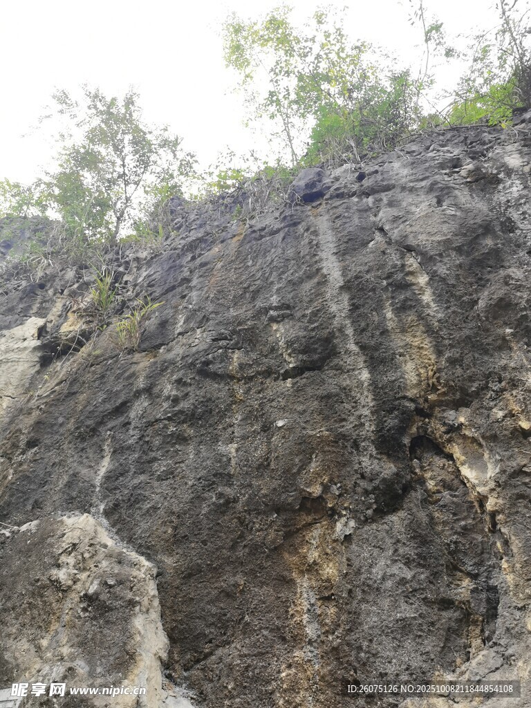 陡峭嶙峋的户外岩石景观