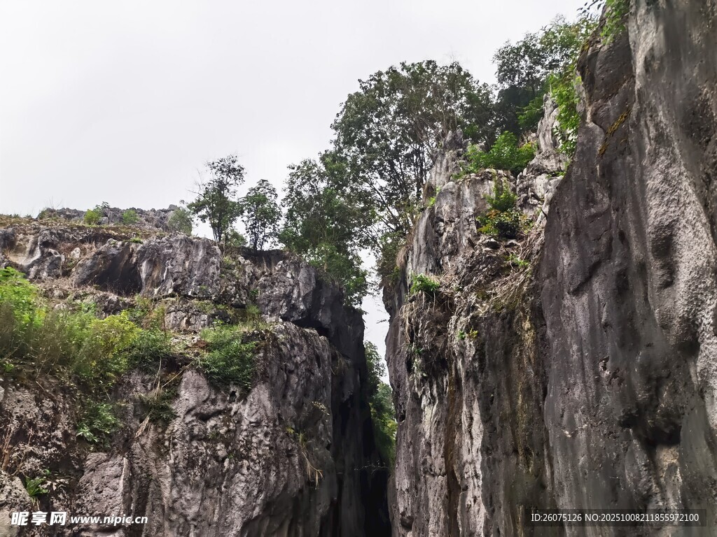 险峻峡谷间的自然景致