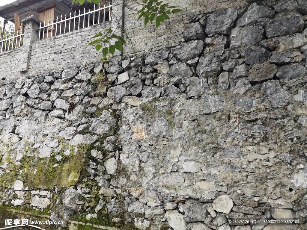 石砌墙面绿植点缀