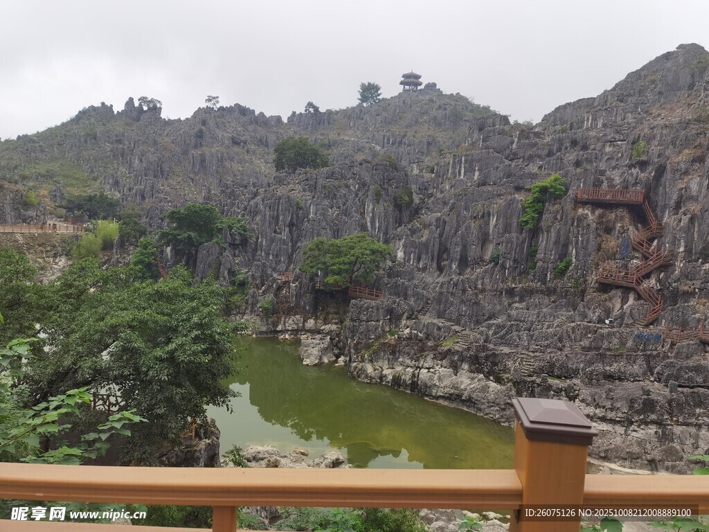 山间绿水绕奇石景观