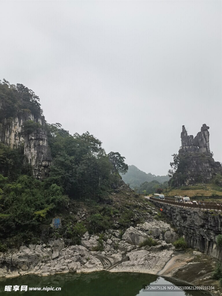 山间奇景绿水绕奇峰
