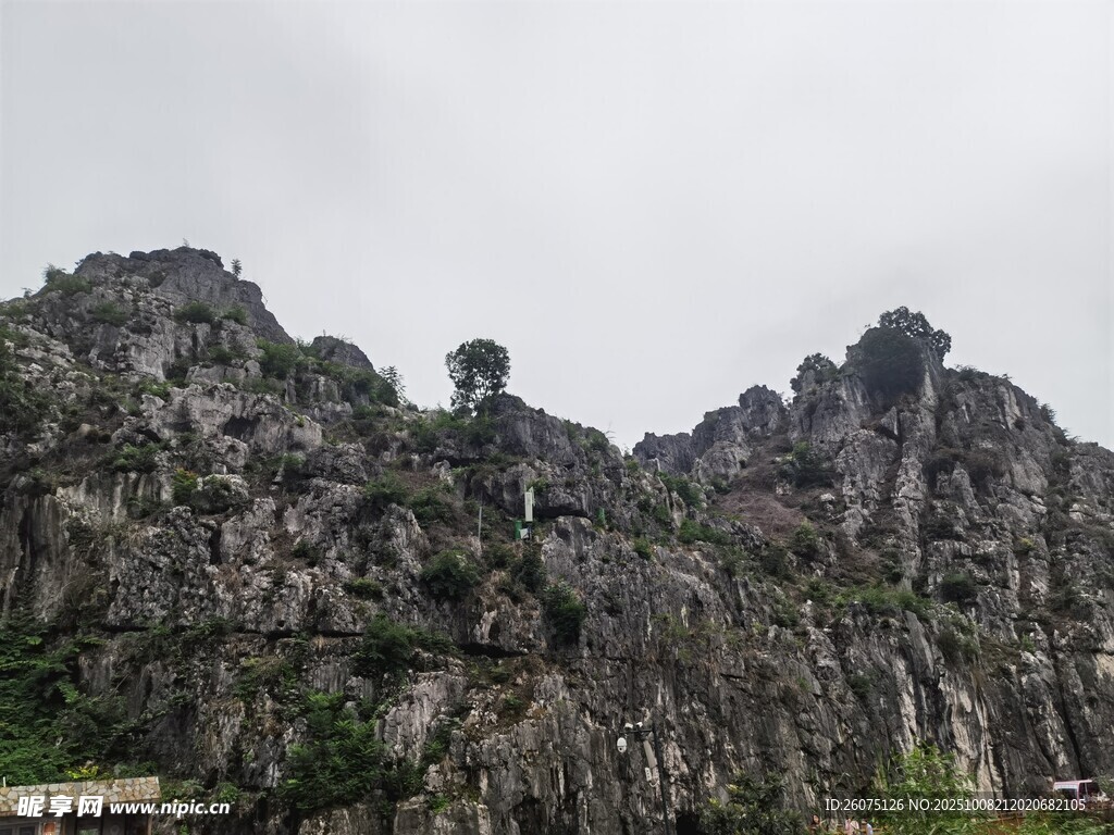 奇特嶙峋的灰黑色山峦