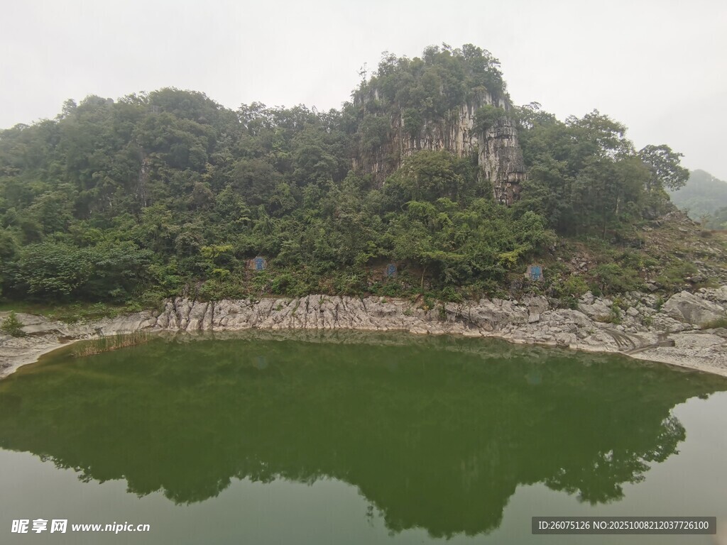 山间碧湖自然清幽景致