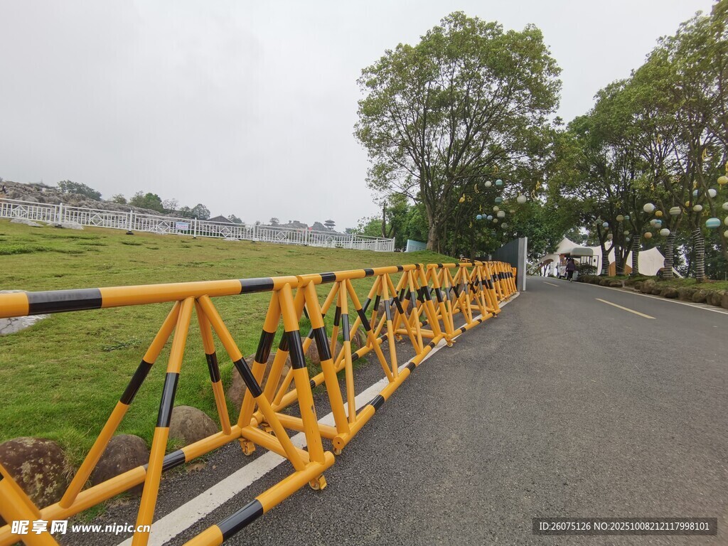 道路旁的黄色施工护栏