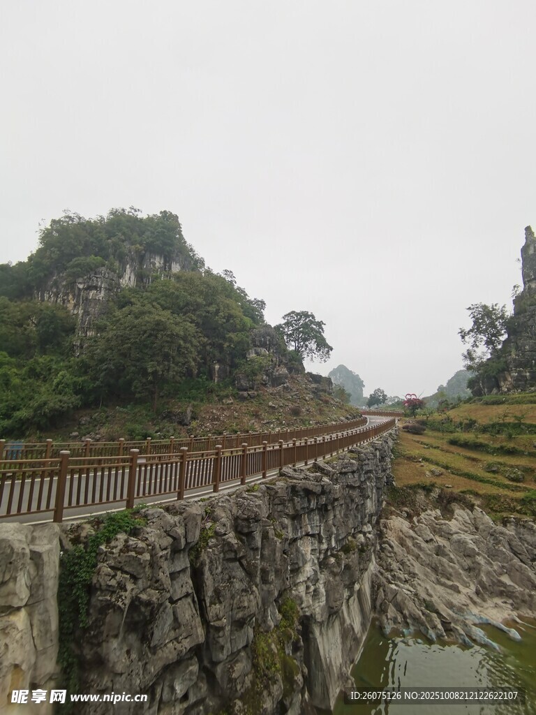 山间石砌步道与葱郁景致