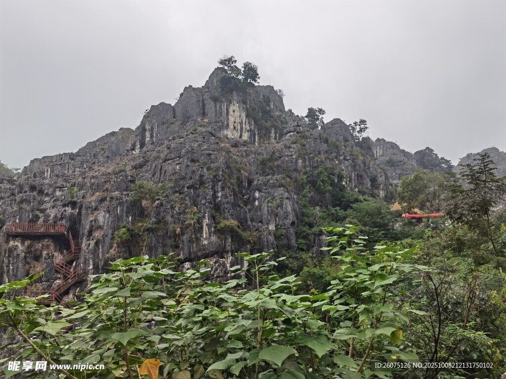 云雾缭绕的壮美山间景色