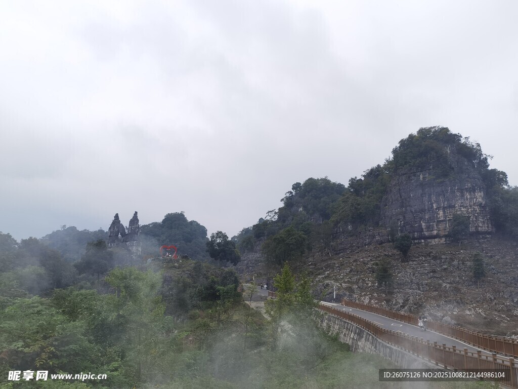 山间云雾缭绕的铁路风景
