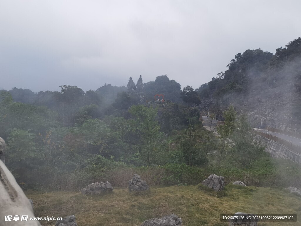 山间云雾缭绕的自然景致