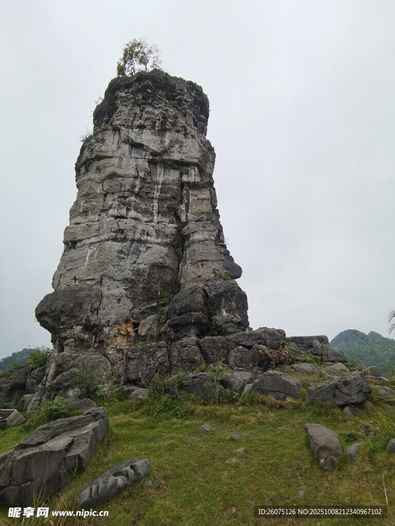 孤峰屹立山间