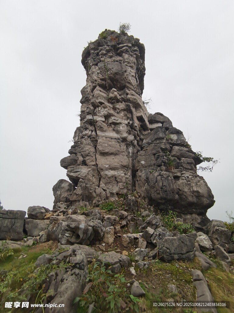 独特岩石景观屹立山间