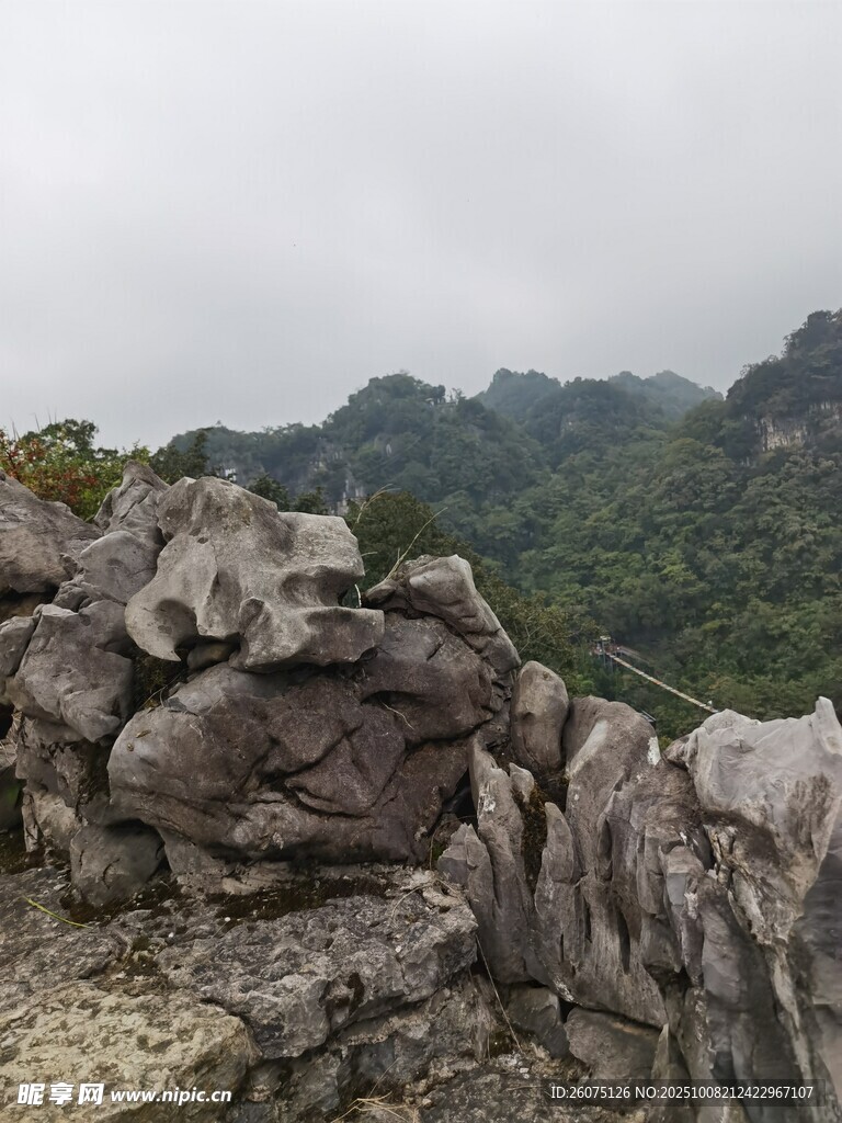 嶙峋山石与远处青山景观