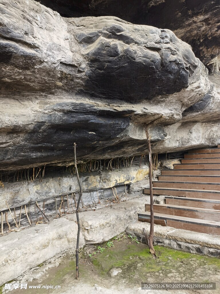 岩石旁的木质阶梯景观