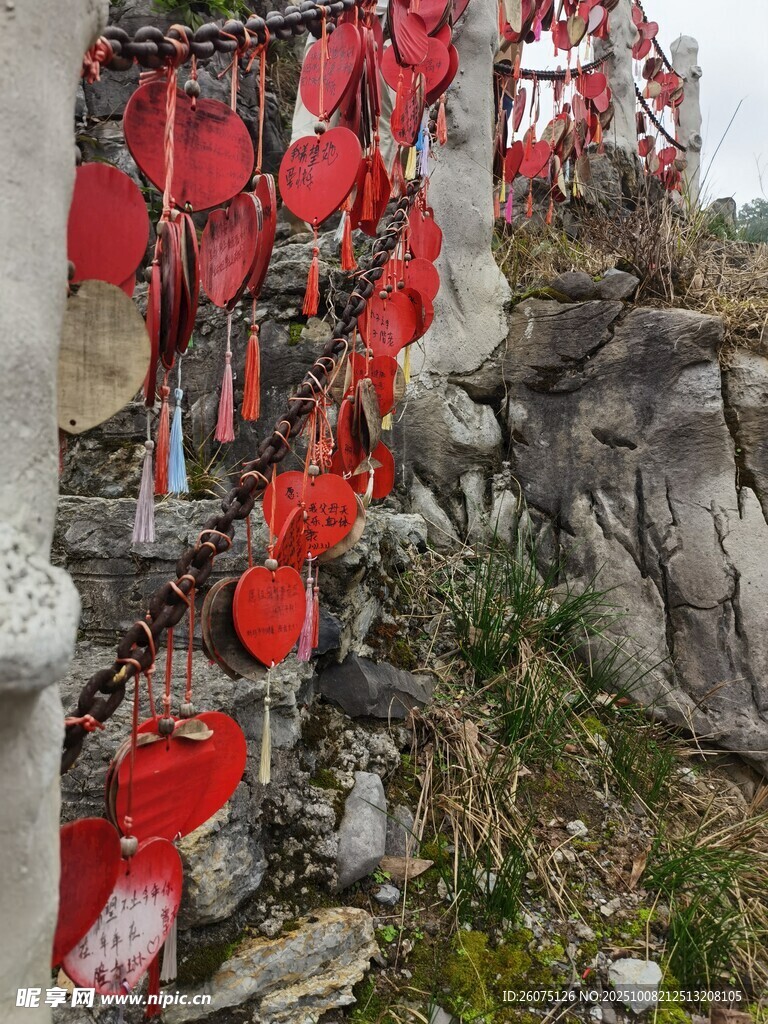 山间祈福牌寄托美好心愿