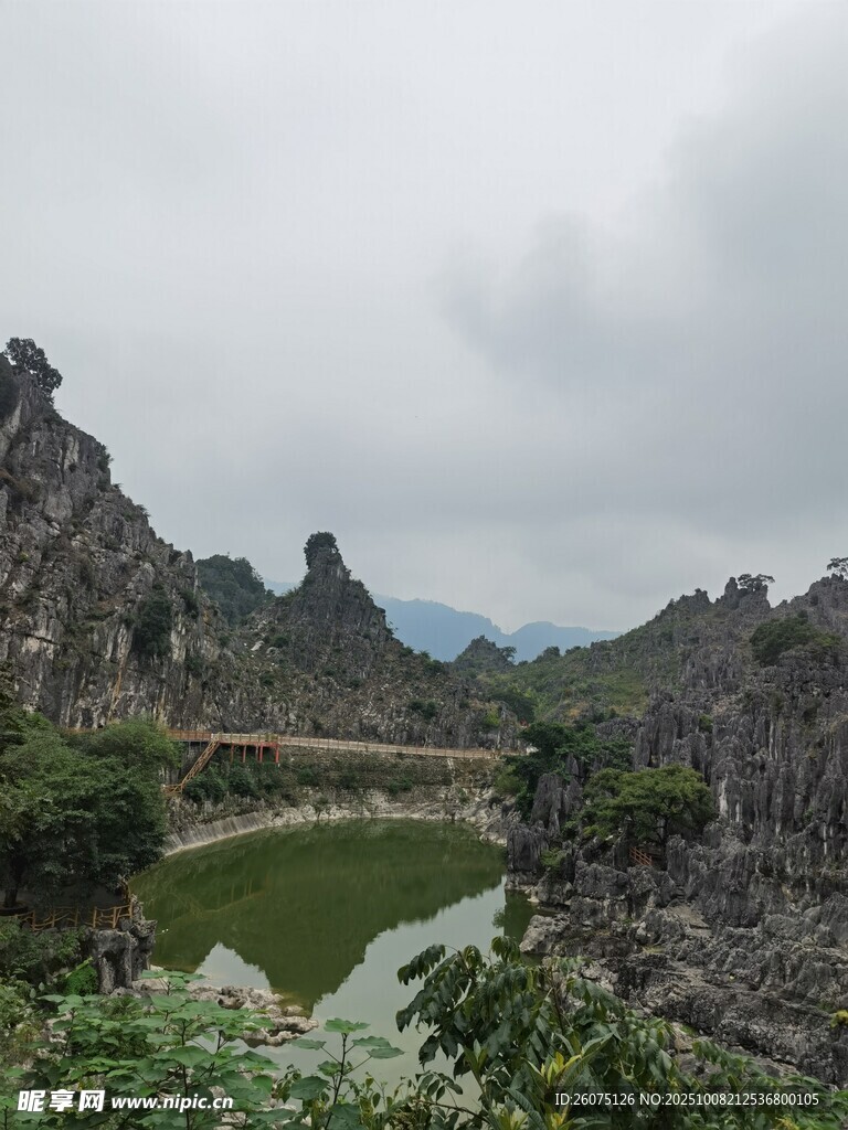 山水相依的秀丽自然景观