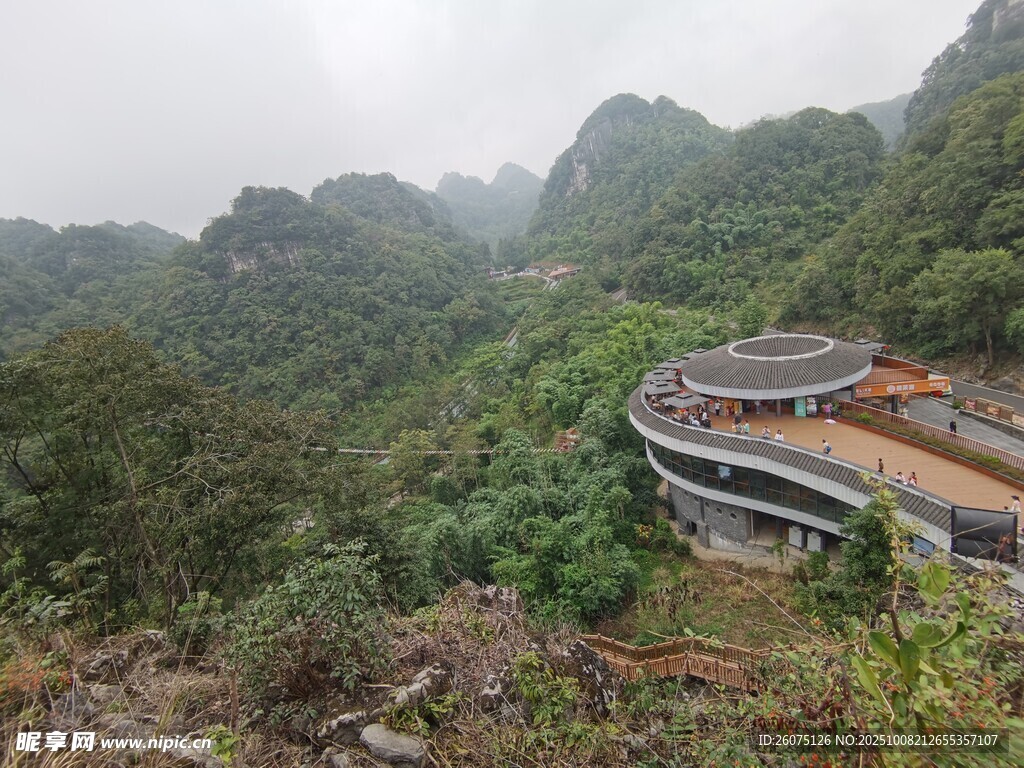 山间蜿蜒建筑绿意环绕
