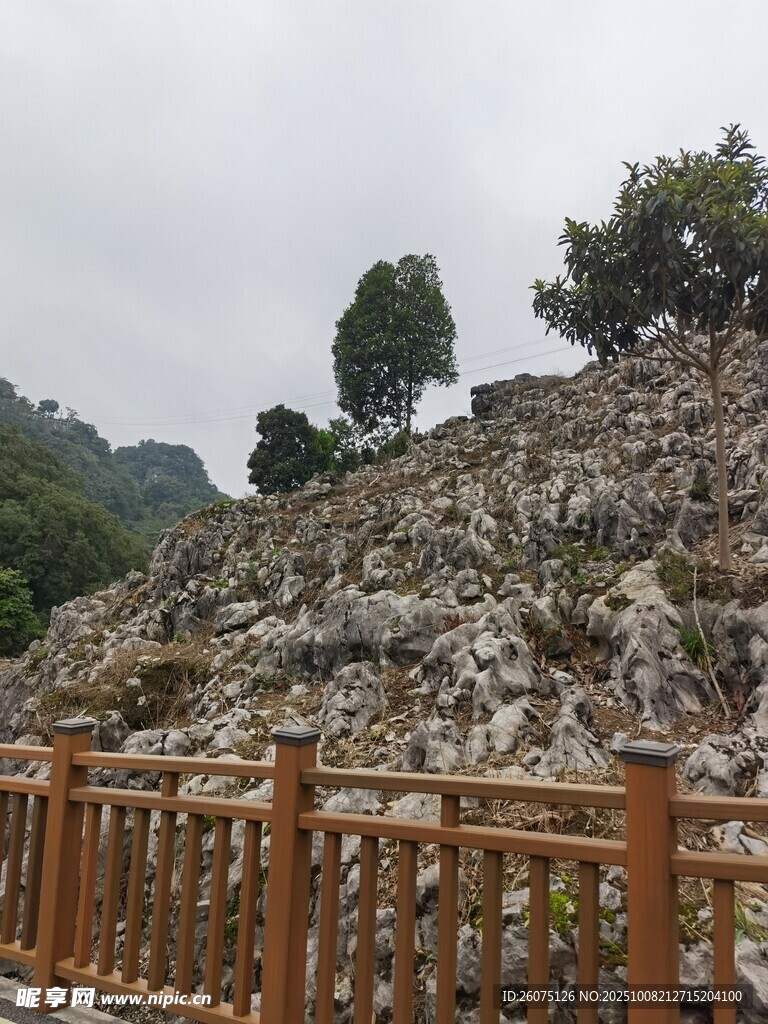 山坡碎石景观木栏相伴