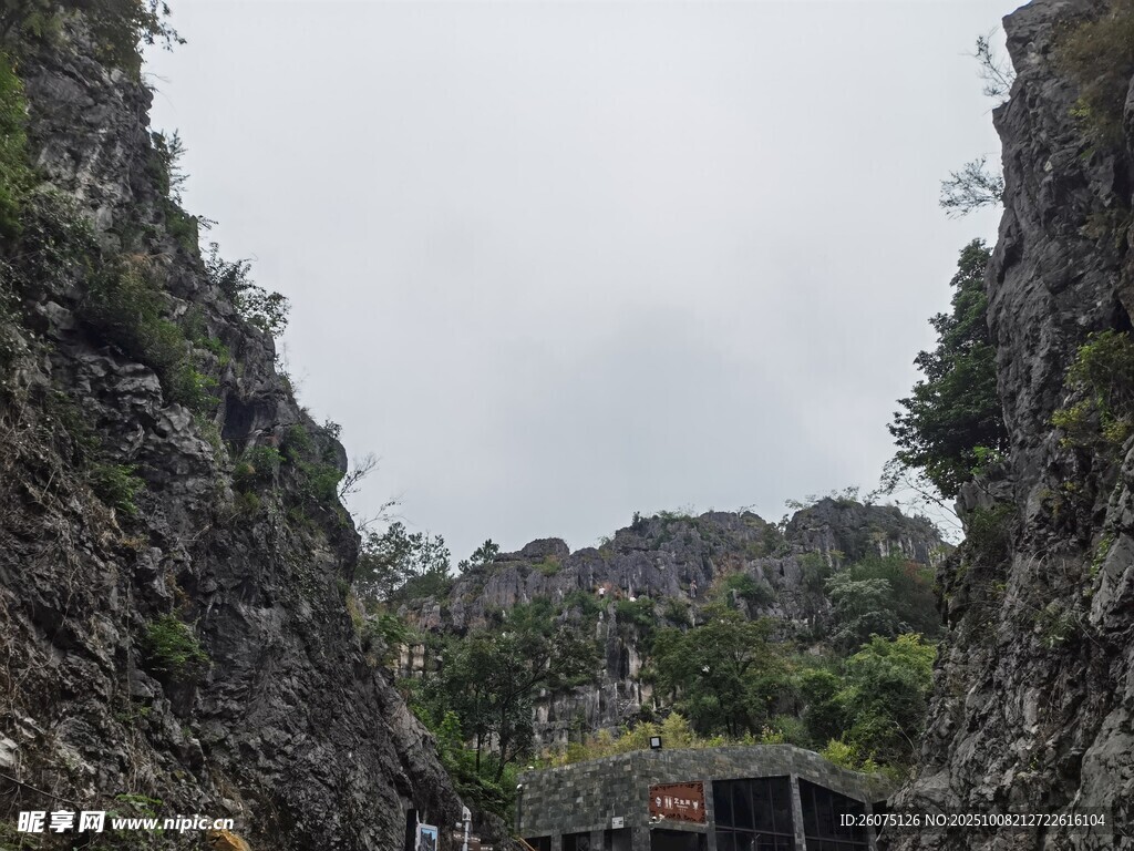 山间景色车辆穿行其中