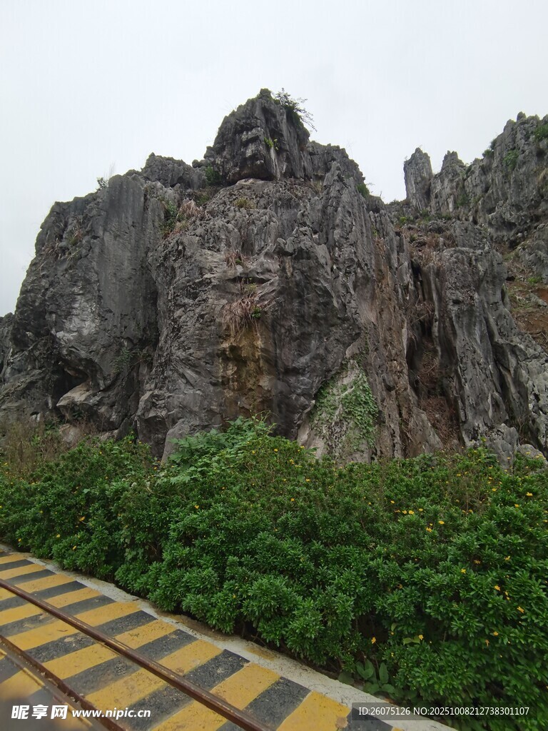 险峻山石旁的多彩路面