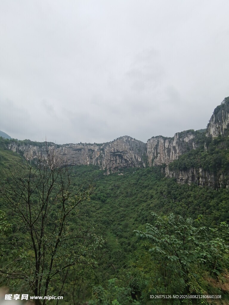 山间绿意盎然的秀丽景色