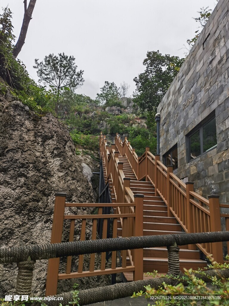 山间木质阶梯景观