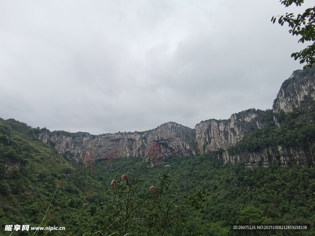 山峦叠翠间的壮美自然景观