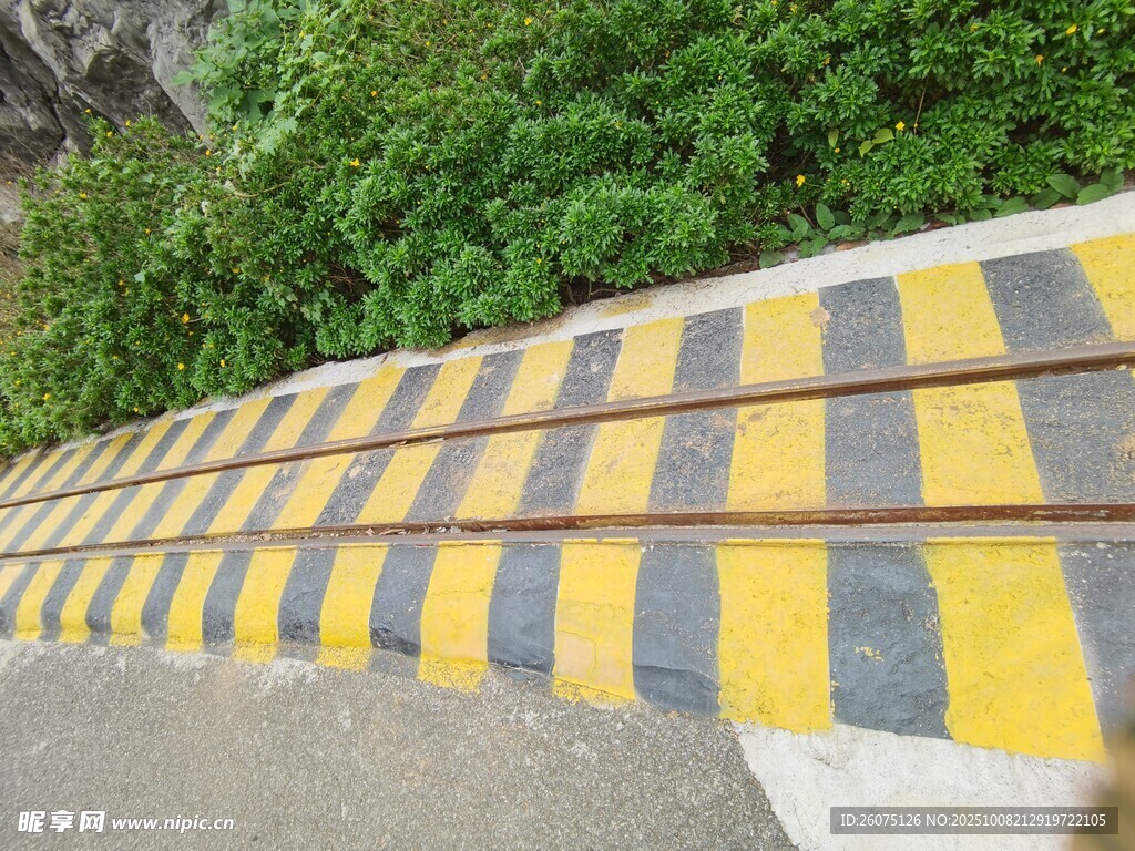 道路防撞护栏黄黑警示条纹