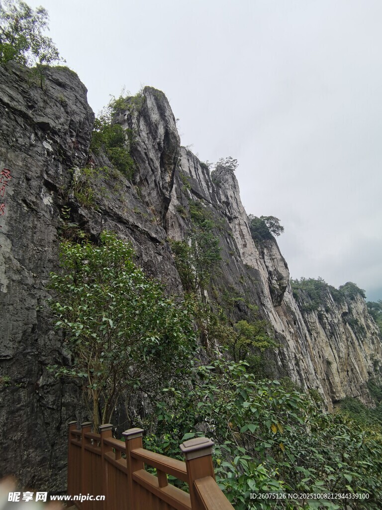 山间嶙峋峭壁绿植相伴