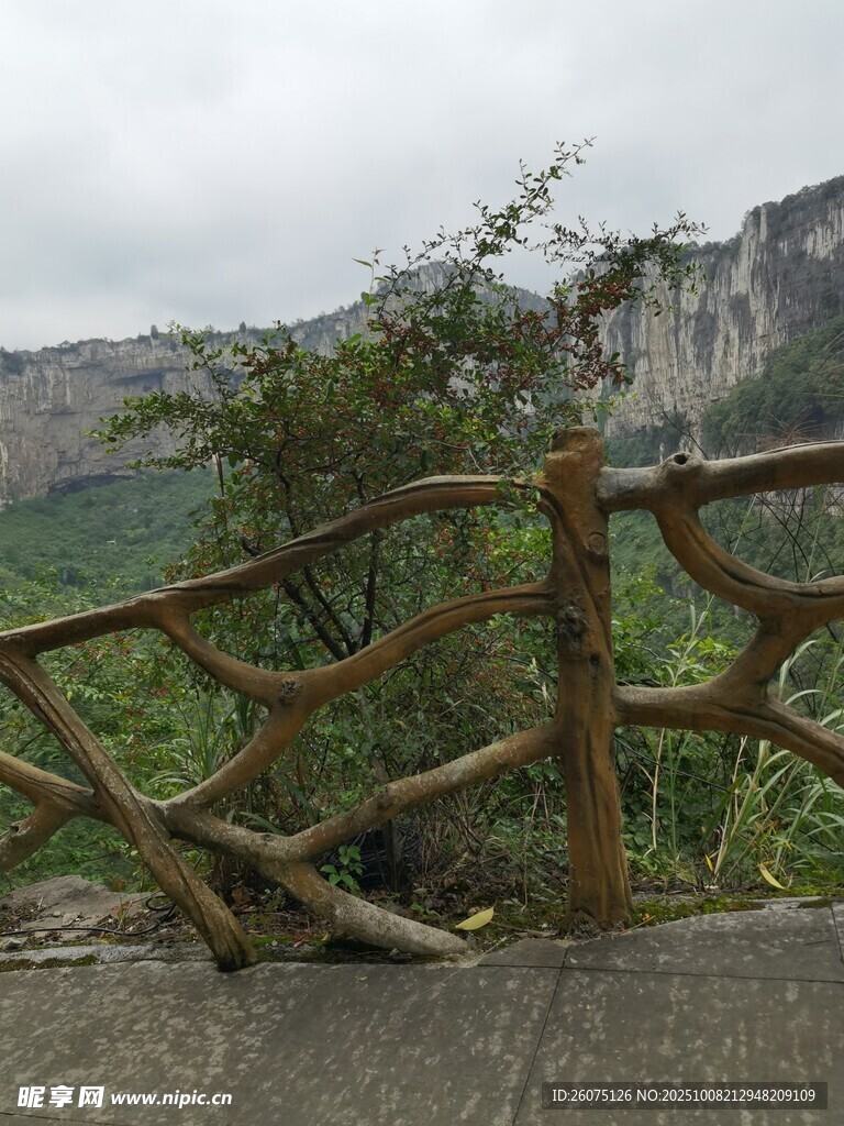 山间木栏旁的秀丽自然景