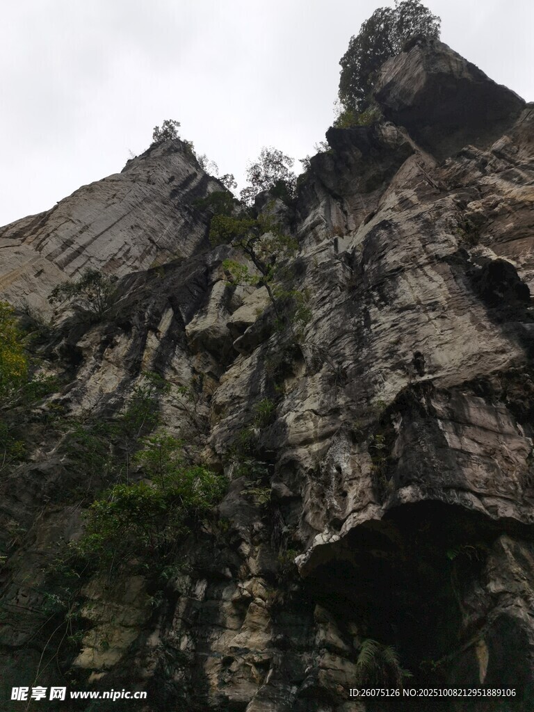 巍峨险峻的奇特山峰景观